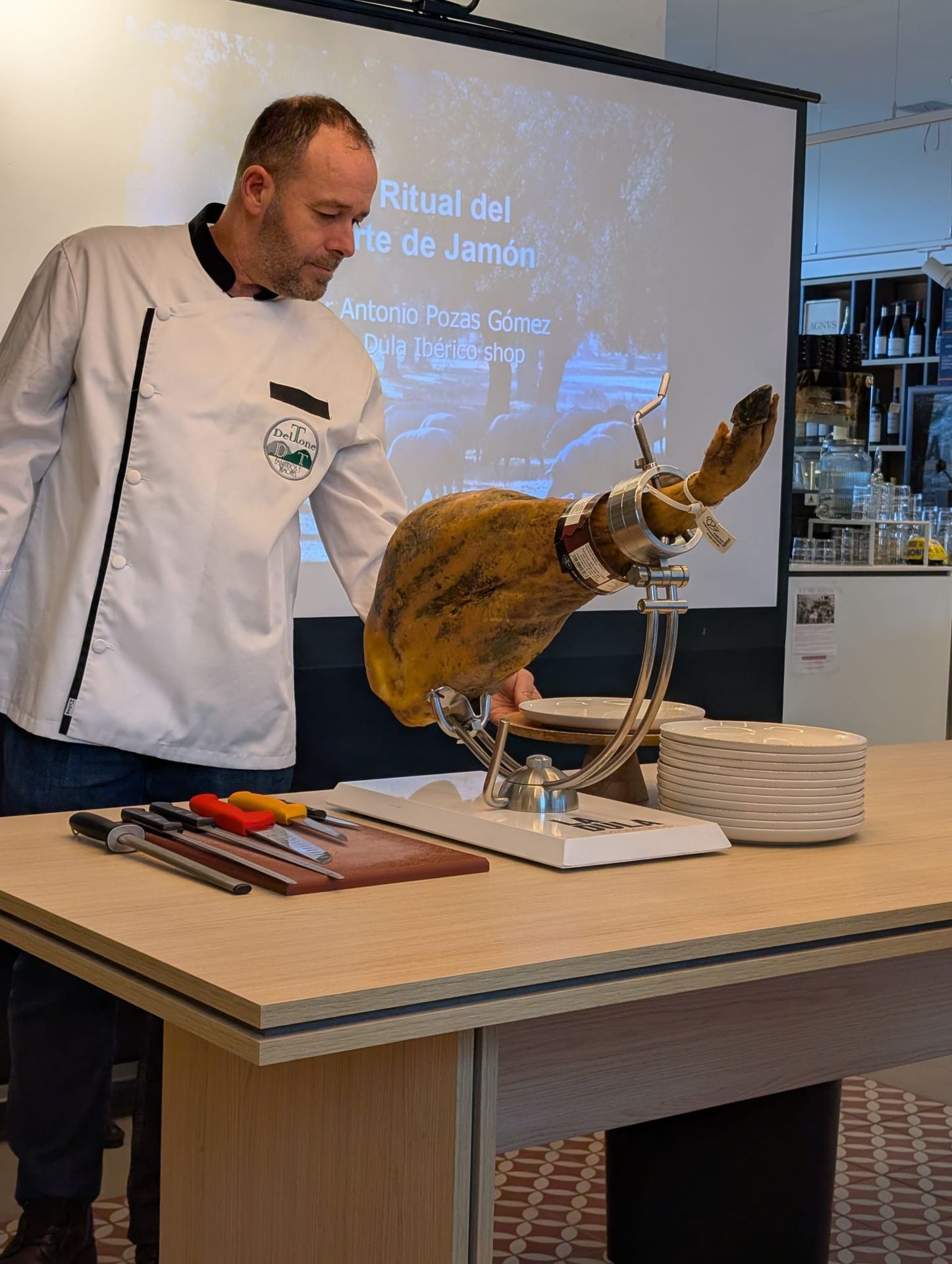 The Maestro Cortador presenting a whole jamón before the session