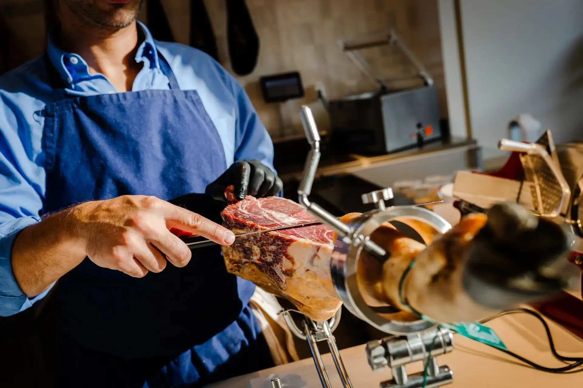 Participants carving jamón ibérico during a LA DULA masterclass