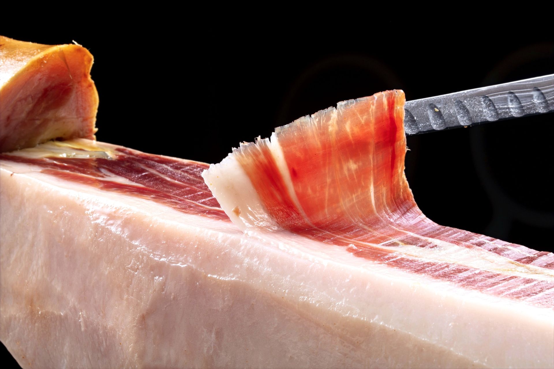 Découpe du jamón ibérico au couteau