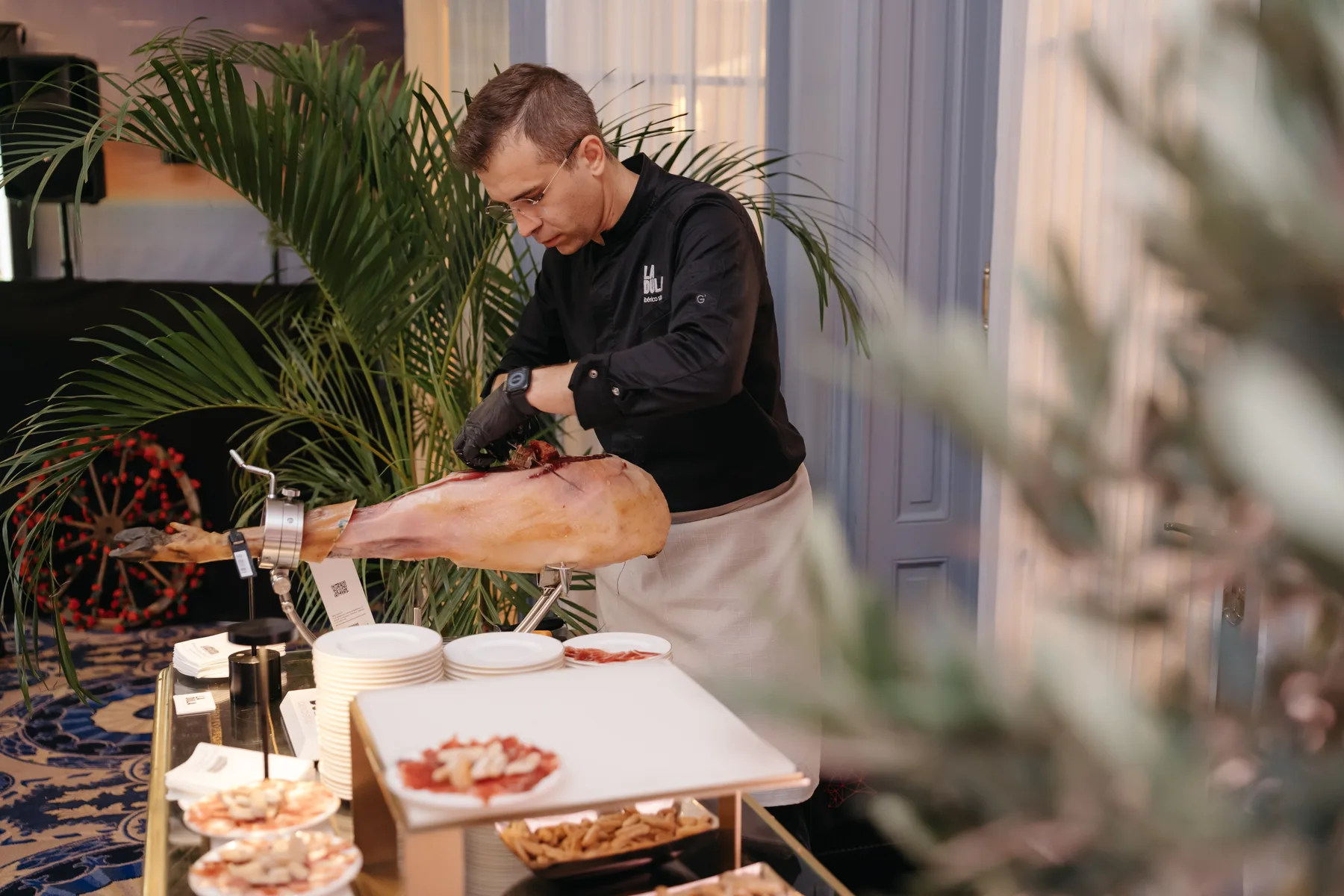 Ein Jamón Ibérico wird bei LA DULA von Hand aufgeschnitten