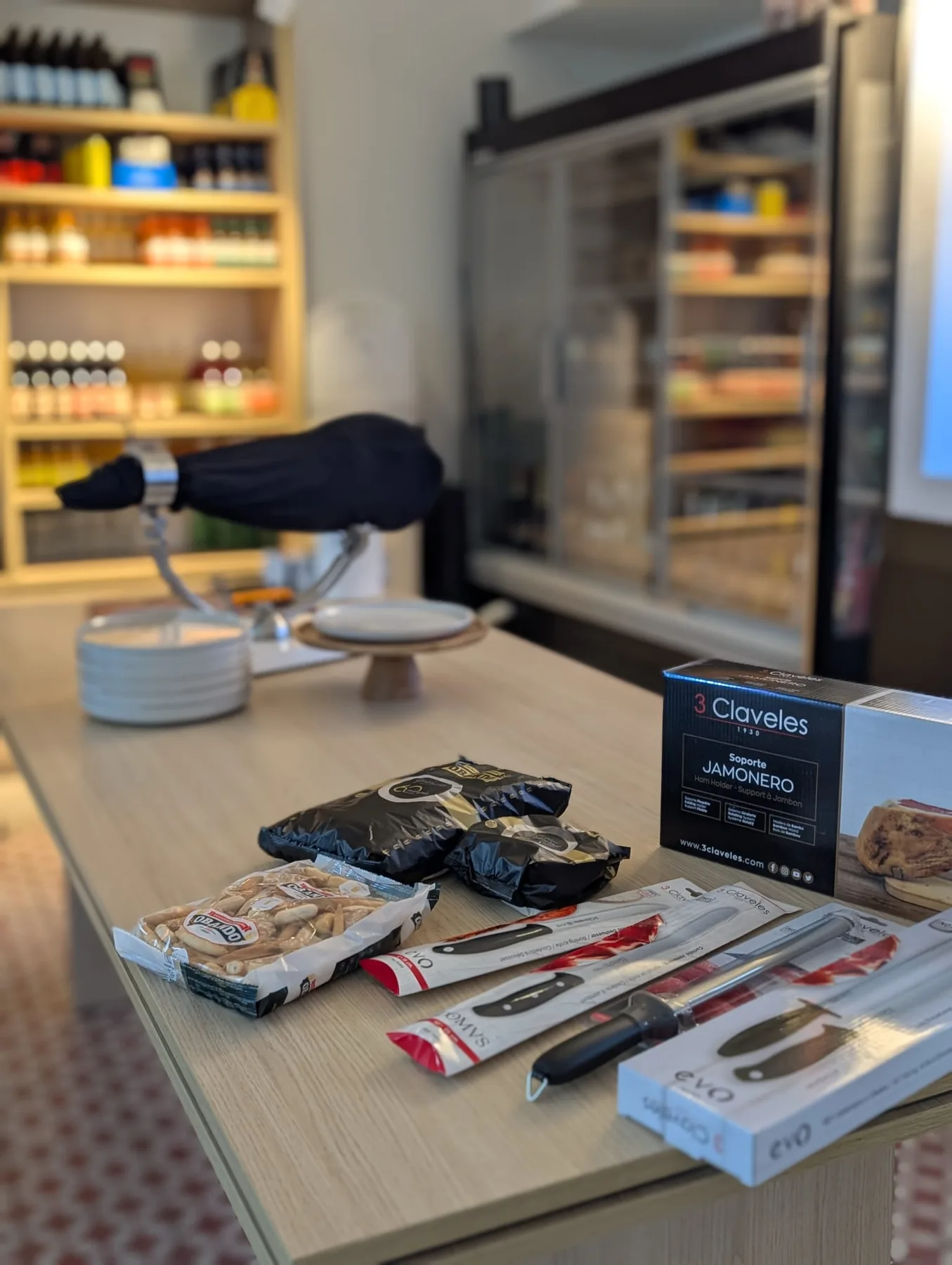 Messer und Jamonero bereit für eine Schneide-Masterclass bei LA DULA in Genf