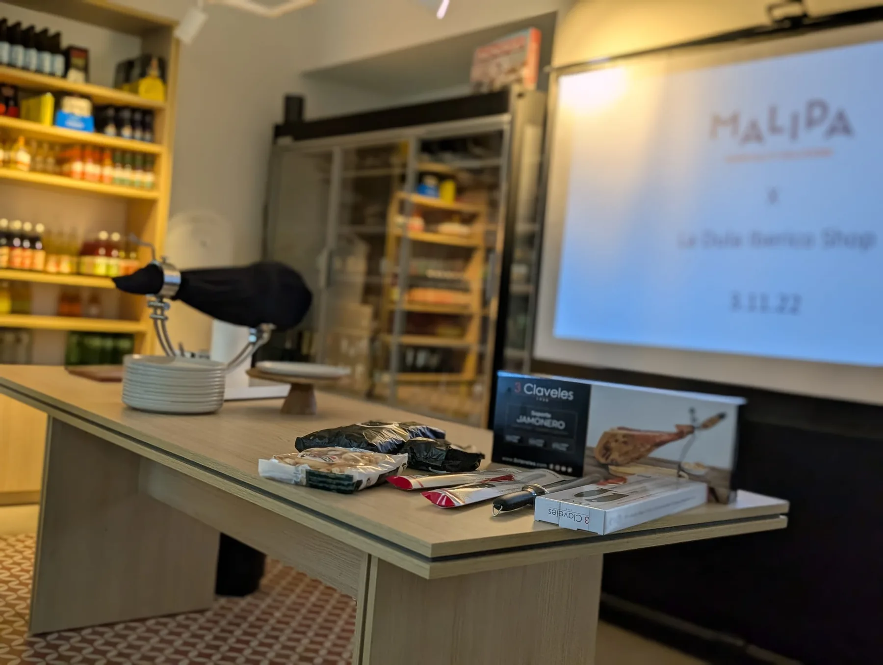 Der Laden für eine Masterclass eingerichtet, Leinwand und Schinkenhalter bereit