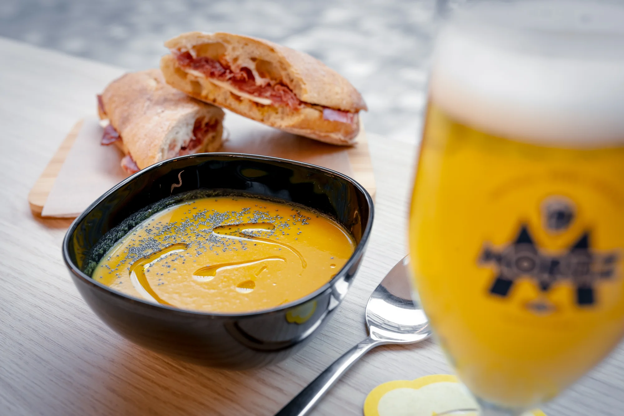 Gazpacho und Craft-Bier an der LA DULA Bar in Genf