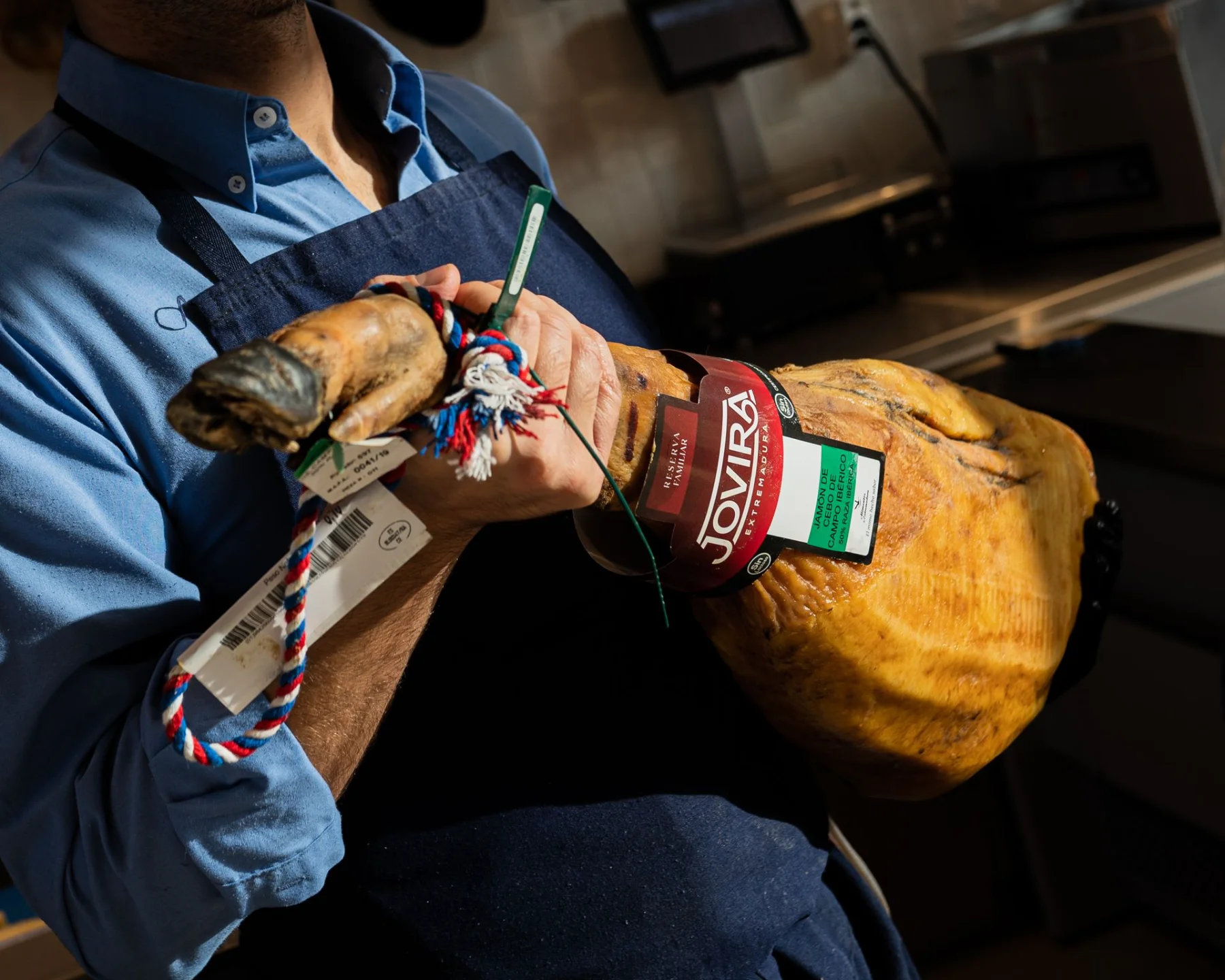 Un jamón ibérico entier avec son étiquette d'origine chez LA DULA