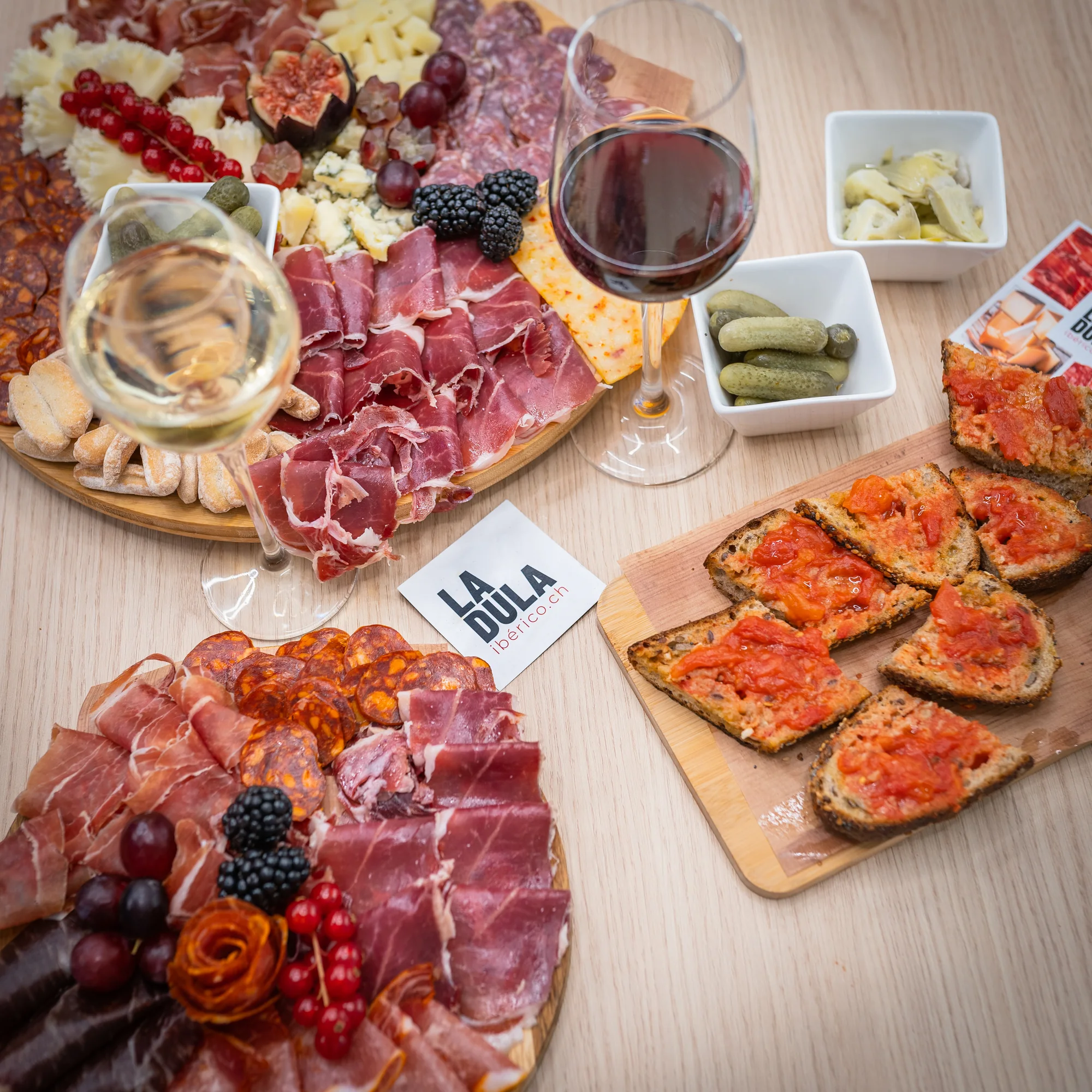 Une planche de charcuterie ibérique à partager chez LA DULA
