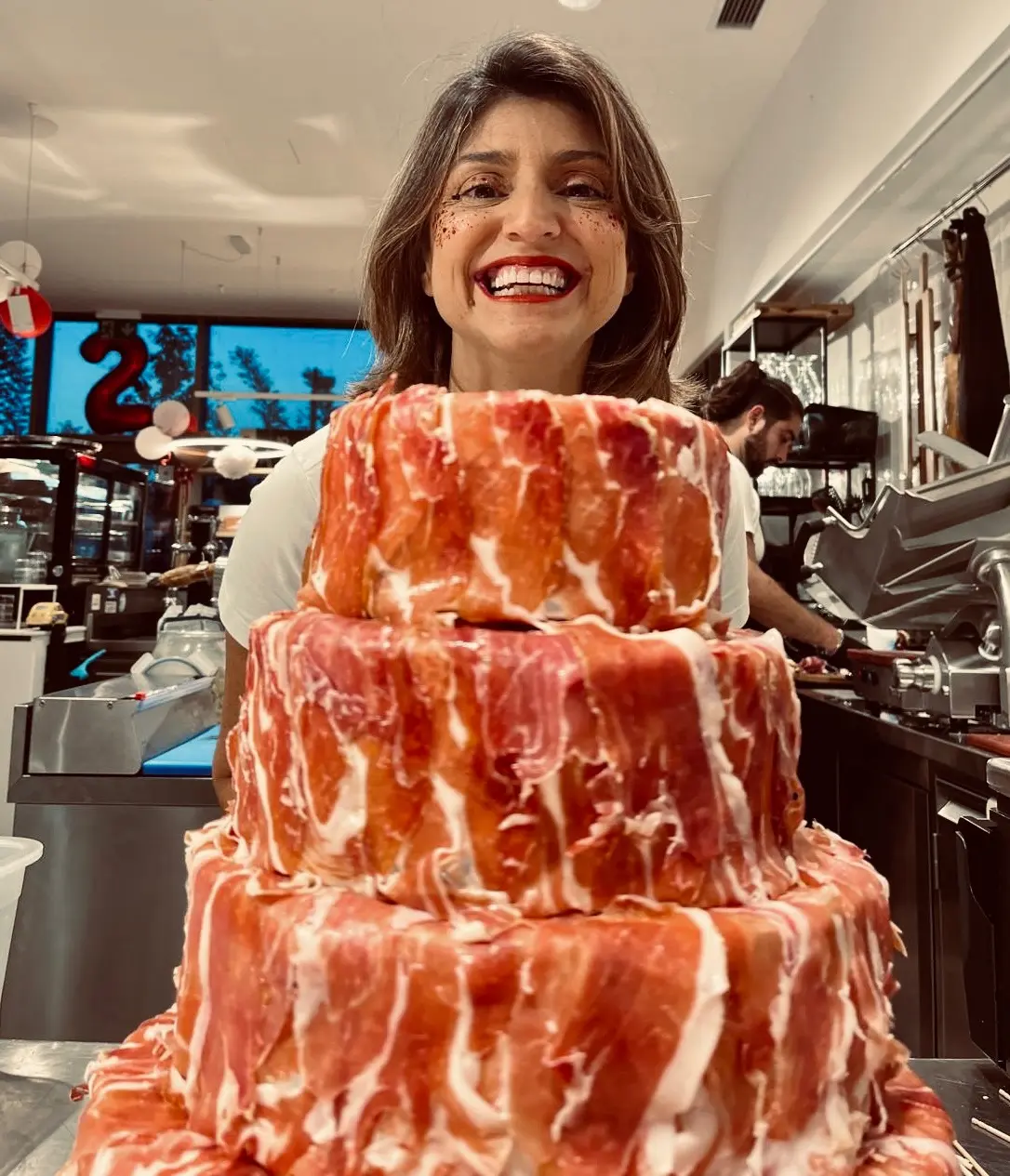 Ein Turm aus Jamón-Ibérico-Scheiben, bei LA DULA auf Bestellung geschnitten