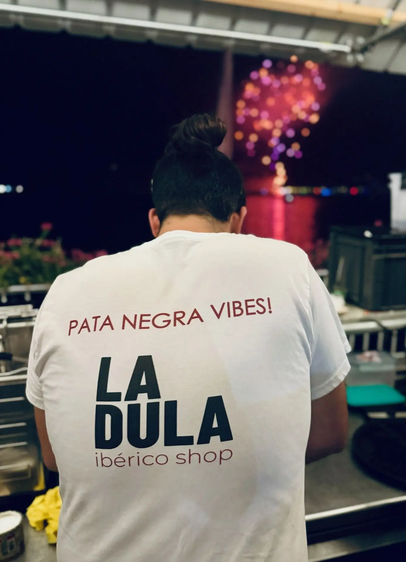 Ein LA DULA Pata Negra Vibes T-Shirt an einem Anlass